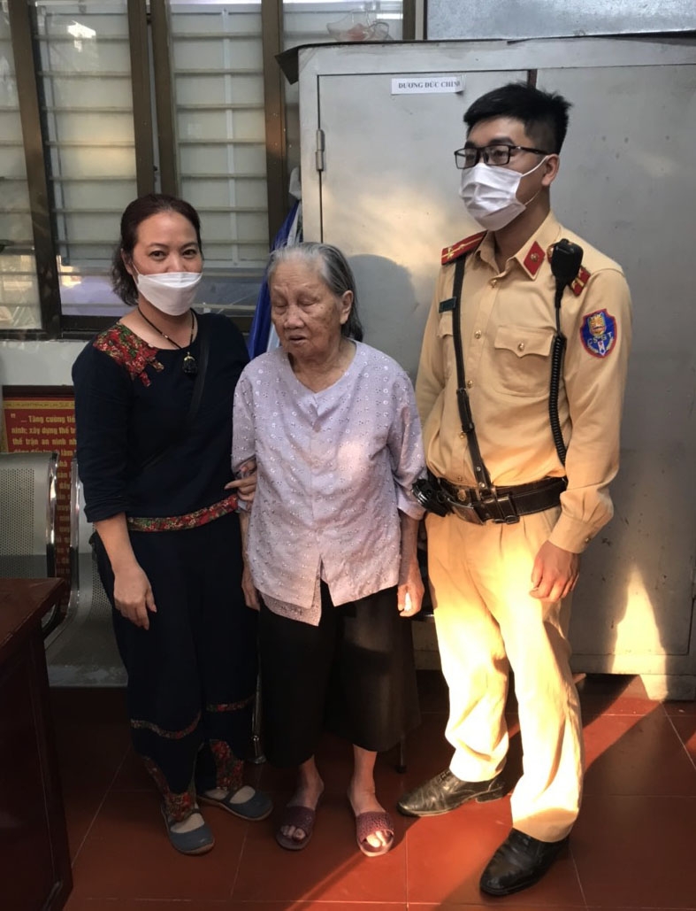 Chiến sĩ CSGT Hà Nội tìm người thân cho Mẹ Việt Nam anh hùng bị lạc