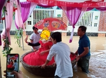Rước dâu bằng thuyền thúng trong ngày ngập lụt gây sốt mạng xã hội