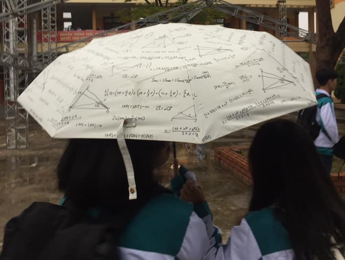 Xuất hiện chiếc ô như “sách giáo khoa” môn Toán khiến dân mạng thích thú