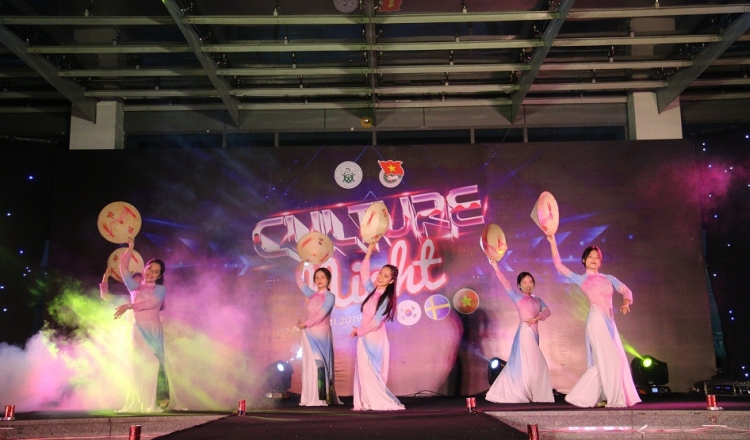 culture night giao luu van hoa tre viet han thuy dien