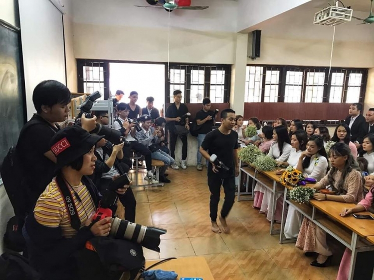 “Lớp nhà người ta” chụp kỷ yếu không khác gì họp báo với “đội hình” thợ ảnh gây choáng