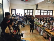 “Lớp nhà người ta” chụp kỷ yếu không khác gì họp báo với “đội hình” thợ ảnh gây choáng