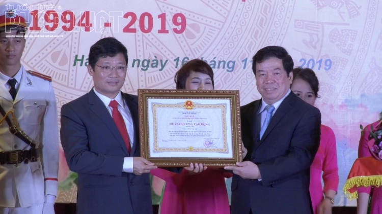 Khoa Chính trị học đón nhận Huân chương Lao động hạng Ba