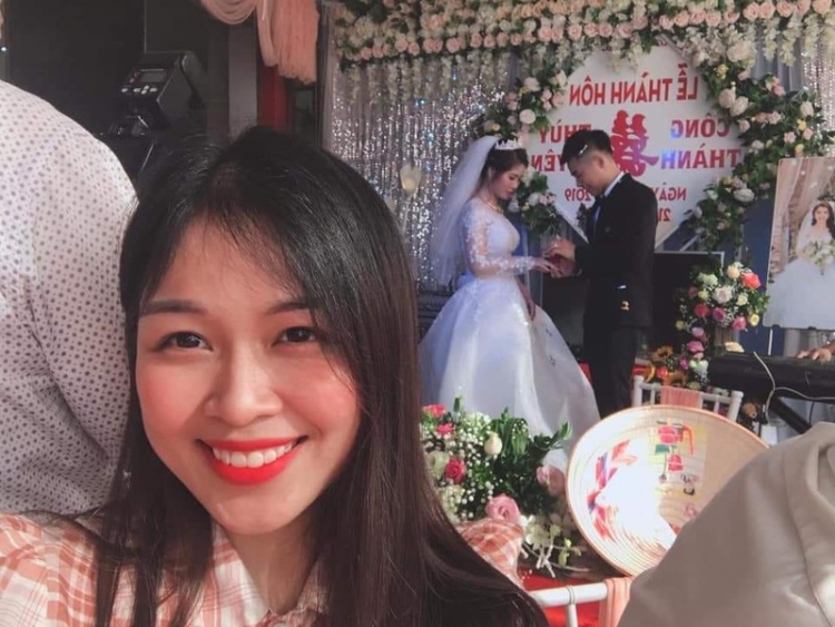 Đi ăn đám cưới người yêu cũ, cô gái bị “ném đá” vì hành động này