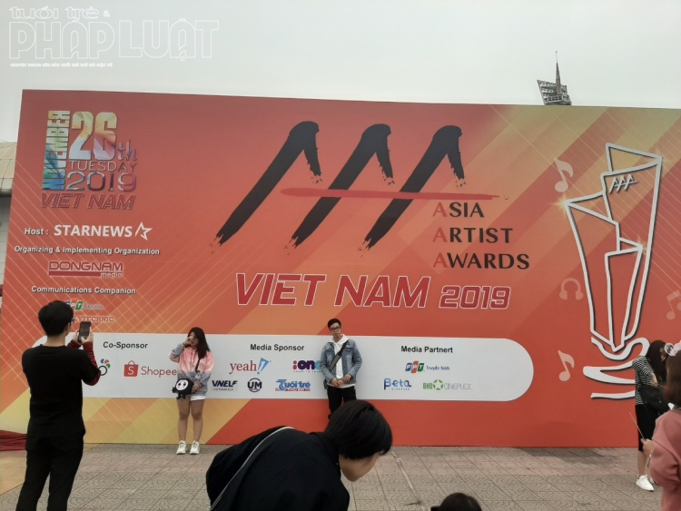 cac fan nuom nuop do ve san van dong my dinh truoc le trao giai asia artist awards 2019