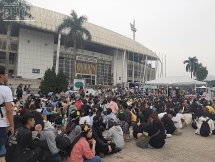 Các fan nườm nượp đổ về sân vận động Mỹ Đình trước lễ trao giải Asia Artist Awards 2019