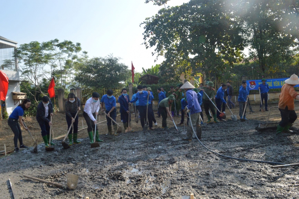 Các đại biểu cùng đoàn viên thanh niên xã tổ chức xây dựng sân chơi cộng đồng tại xã Yên Hợp.
