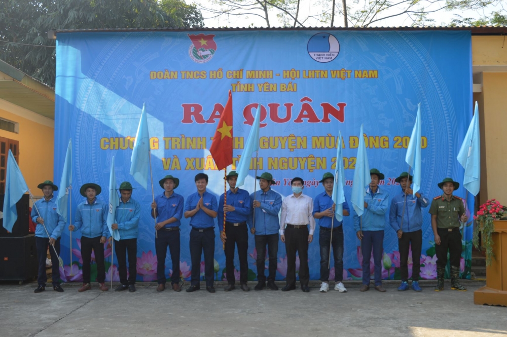 Lãnh đạo Tỉnh đoàn, lãnh đạo ban Dân vận Tỉnh ủy trao cờ lệnh cho các đội tình thanh niên tình nguyện