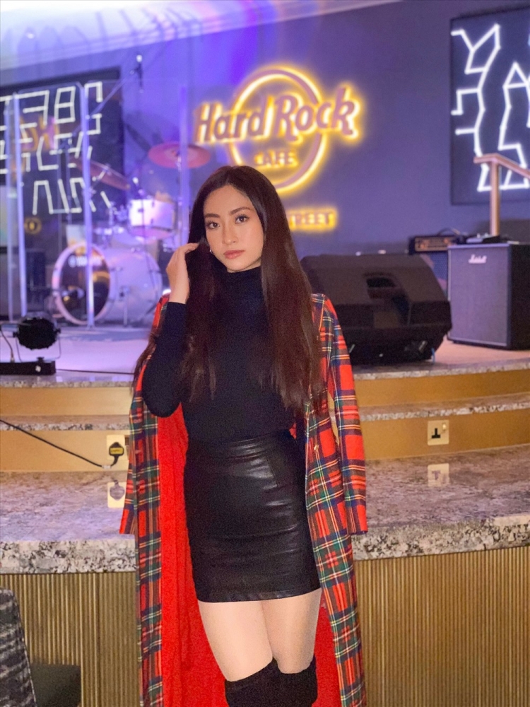 hoa hau luong thuy linh vuon len dan dau binh chon miss world 2019