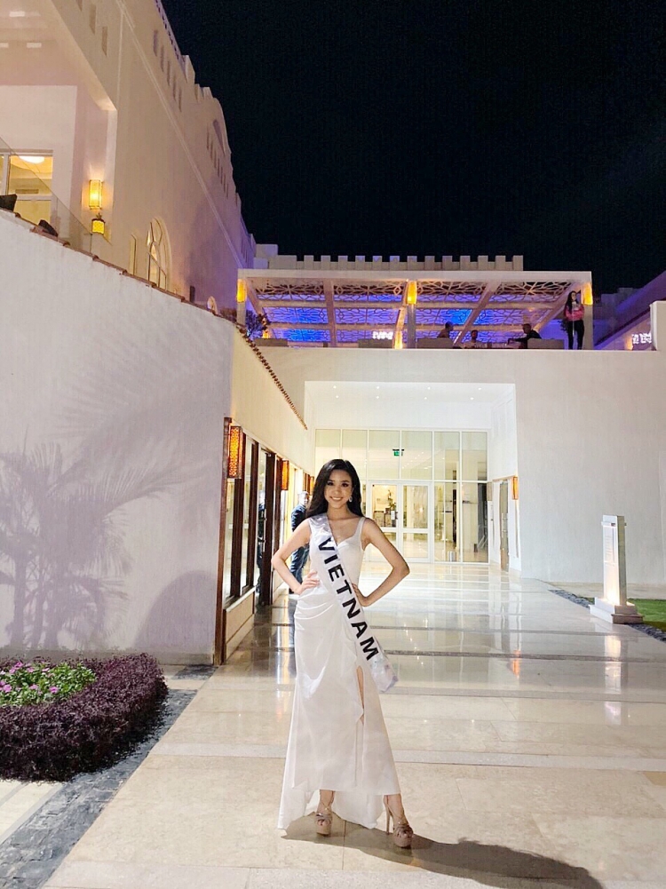 a hau thuy an rang ro toa sang voi bikini vang pha cach tai miss intercontinental 2019