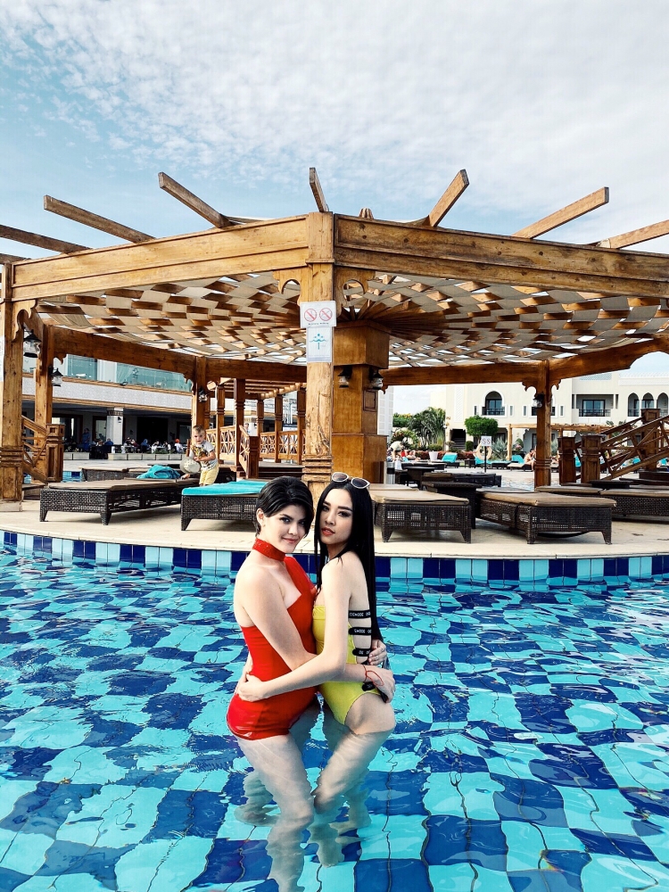 a hau thuy an rang ro toa sang voi bikini vang pha cach tai miss intercontinental 2019