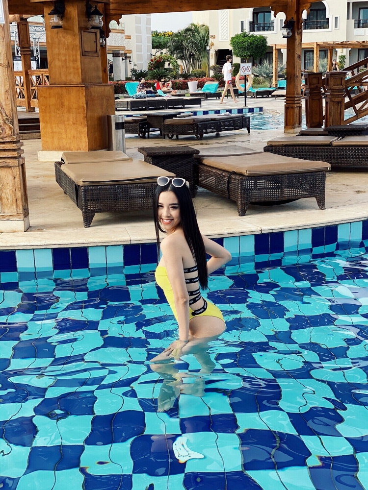 a hau thuy an rang ro toa sang voi bikini vang pha cach tai miss intercontinental 2019