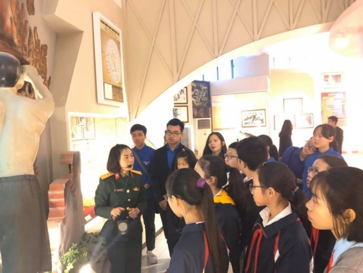 tuoi tre thanh tri hoc tap truyen thong tai bao tang dac cong