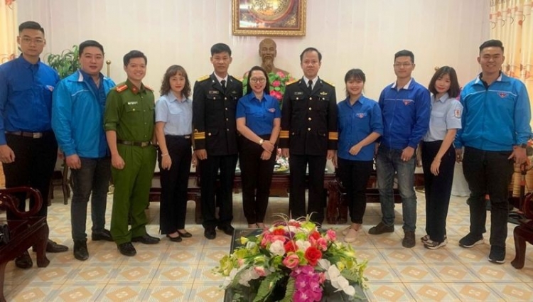 tuoi tre hoan kiem tham tang qua lu doan 147 hai quan