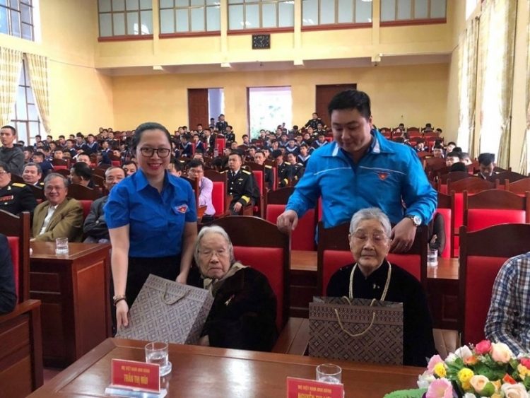 tuoi tre hoan kiem tham tang qua lu doan 147 hai quan