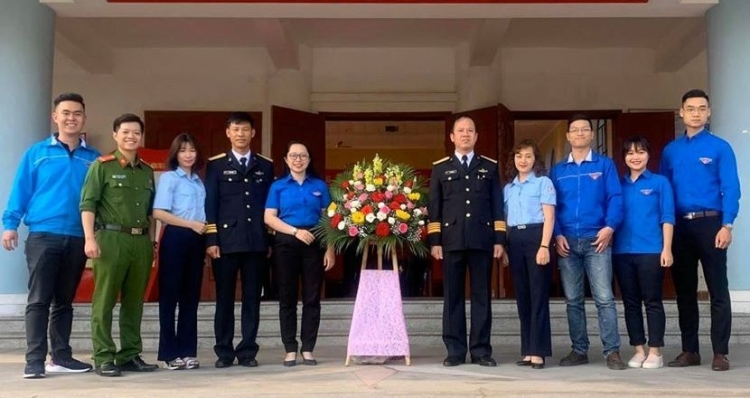 tuoi tre hoan kiem tham tang qua lu doan 147 hai quan