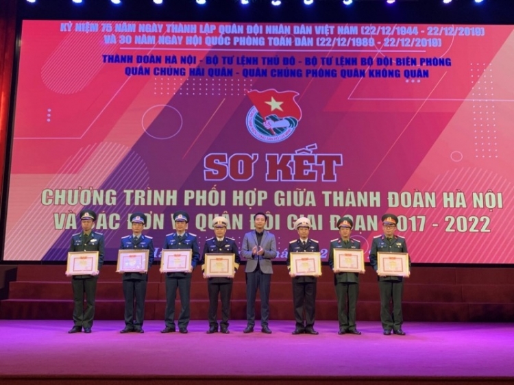 tuoi tre thu do luon sat canh cung cac don vi quan doi