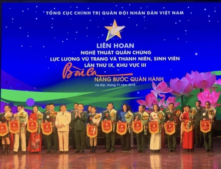 tuoi tre thu do luon sat canh cung cac don vi quan doi