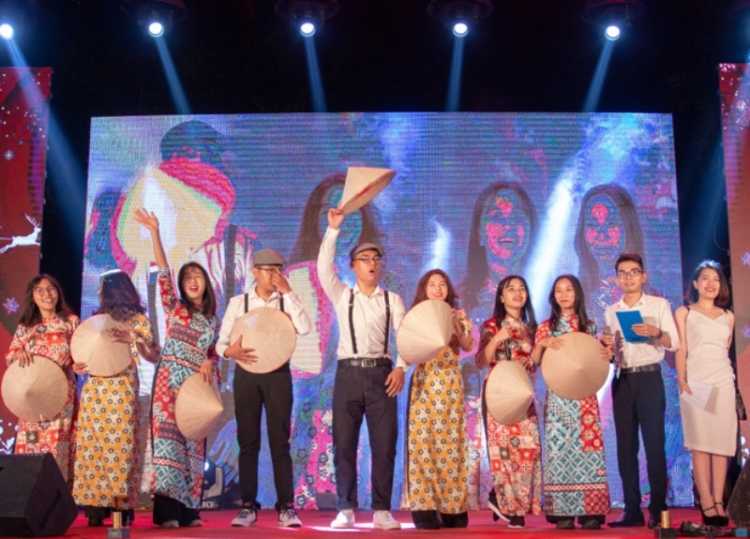 cac ban tre dh ngoai thuong ron rang voi da hoi giang sinh