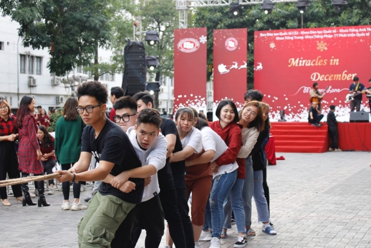 cac ban tre dh ngoai thuong ron rang voi da hoi giang sinh