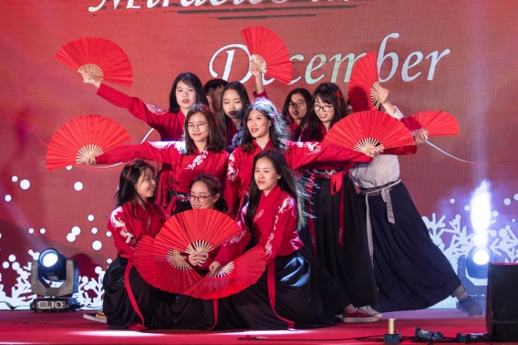 cac ban tre dh ngoai thuong ron rang voi da hoi giang sinh