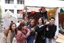 cac ban tre dh ngoai thuong ron rang voi da hoi giang sinh