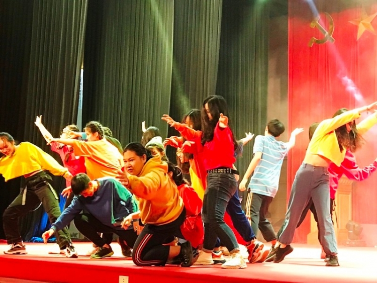 bung no diem hen thanh nien cua tuoi tre cau giay