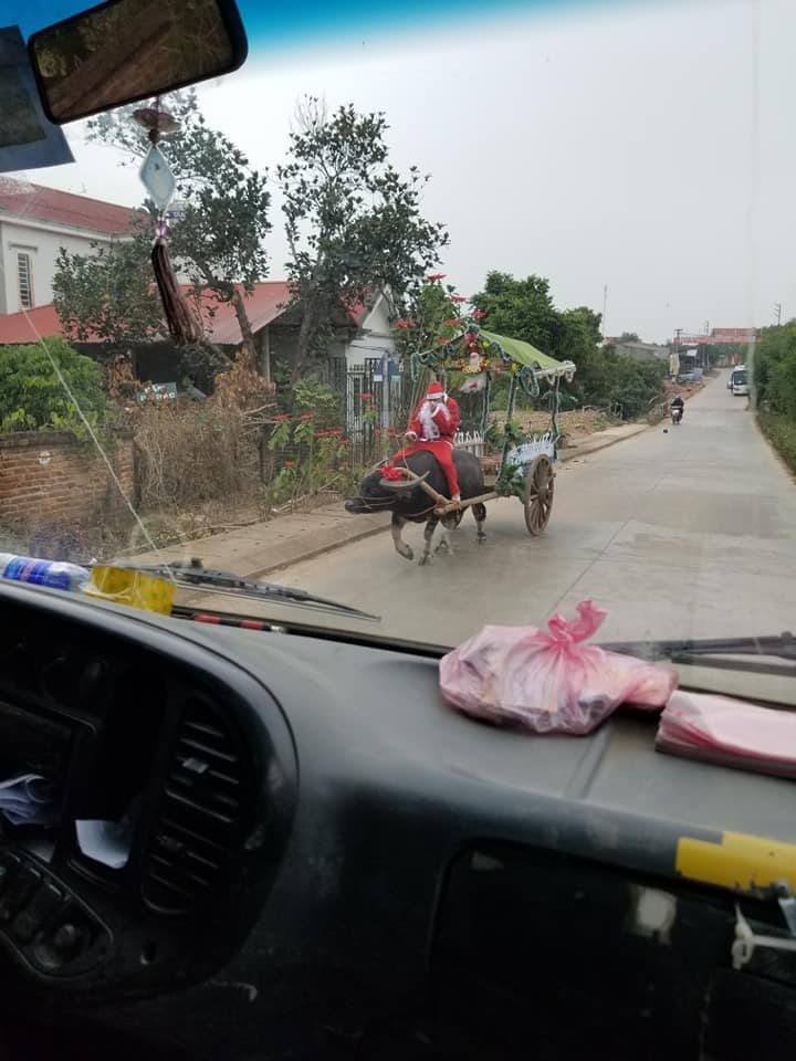 ong gia noel cuoi trau vo cung dang yeu khien dan mang thich thu