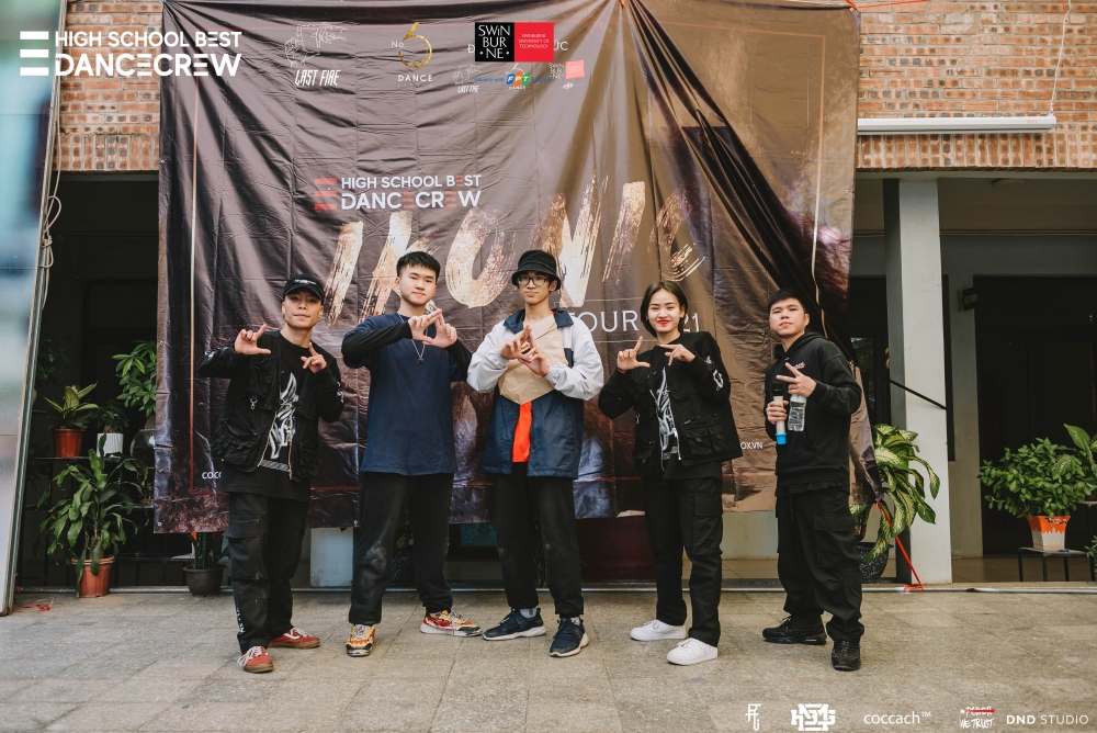 Last Fire Crew trao quà cho các bạn học sinh chiến thắng