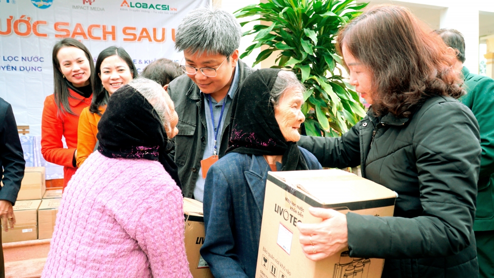 Trao tặng 500 máy lọc nước sạch cho bà con vùng lũ miền Trung