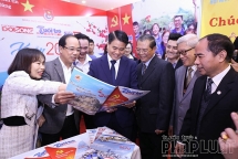 Chủ tịch UBND TP Hà Nội Nguyễn Đức Chung thăm gian trưng bày báo Tuổi trẻ Thủ đô