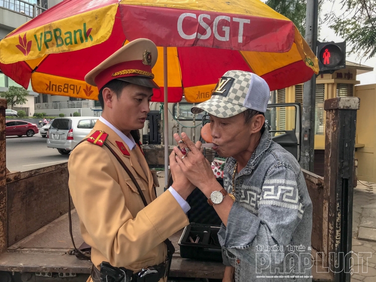 Hà Nội: CSGT tăng cường kiểm tra nồng độ cồn cuối năm