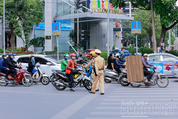 ha noi csgt tang cuong kiem tra nong do con cuoi nam