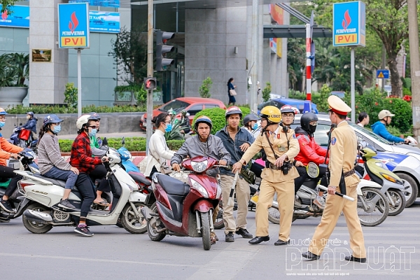 ha noi csgt tang cuong kiem tra nong do con cuoi nam