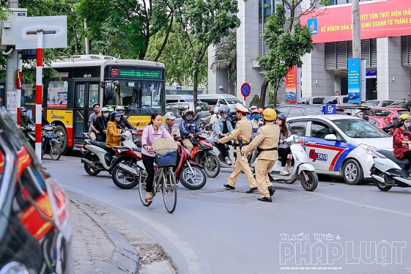 ha noi csgt tang cuong kiem tra nong do con cuoi nam