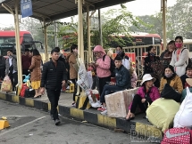 Người dân mệt mỏi rời Hà Nội về quê ăn Tết