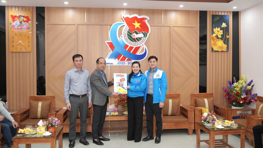 Đại diện Ban biên tập Báo Tuổi trẻ Thủ đô tặng báo Xuân tới đại diện Tỉnh đoàn Hà Giang