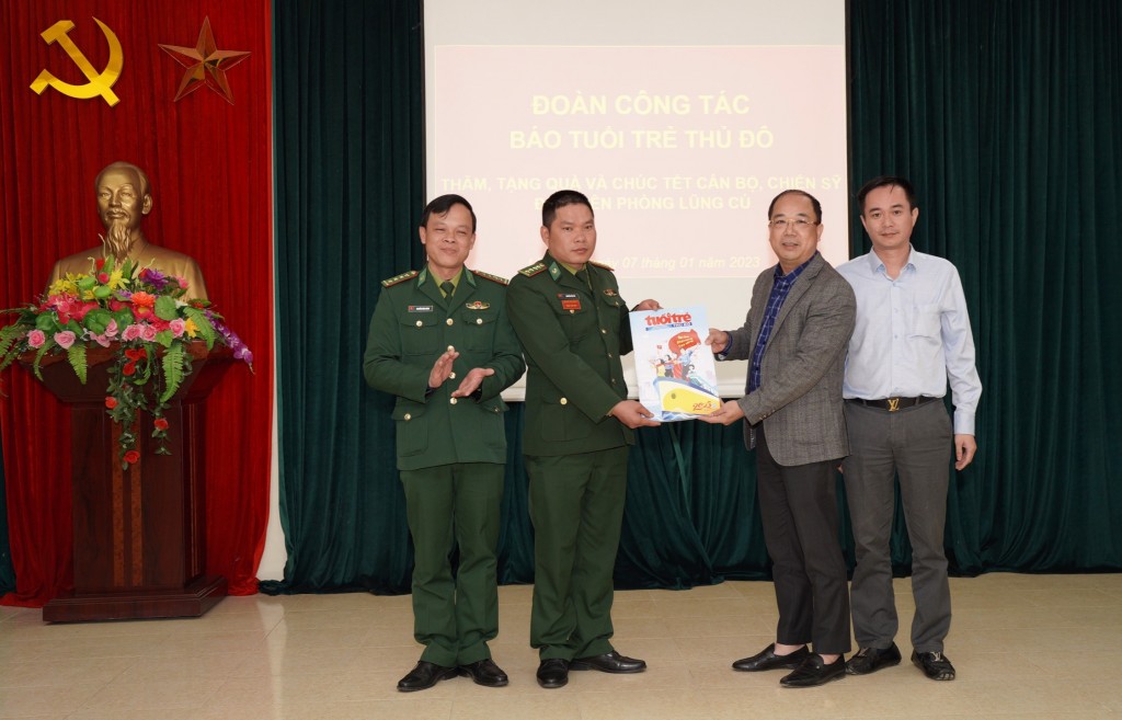 BBT Báo Tuổi trẻ Thủ đô thăm và tặng quà Tết cán bộ, chiến sĩ Đồn Biên phòng Lũng Cú