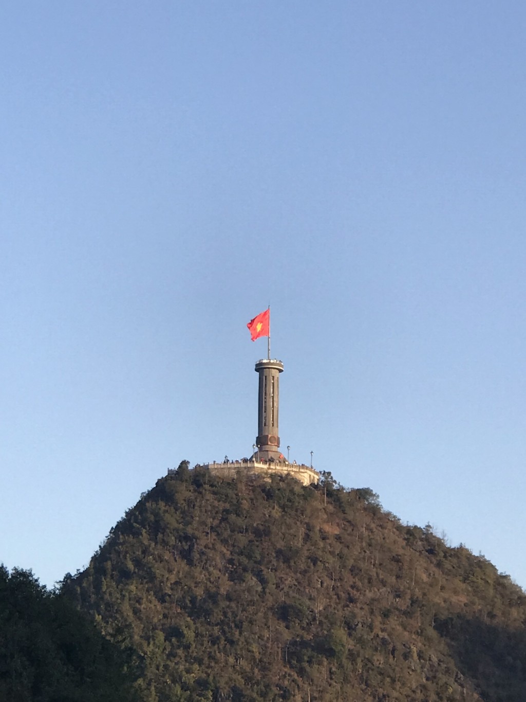 Thiêng liêng Lễ Chào cờ tại cột cờ quốc gia Lũng Cú