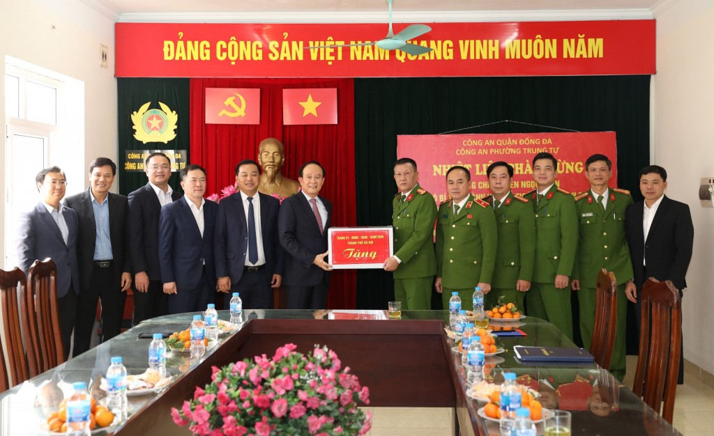 Phó Bí thư Thành ủy Nguyễn Ngọc Tuấn chúc Tết các đơn vị, gia đình chính sách
