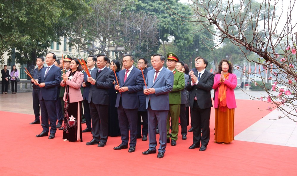 Các đồng chí lãnh đạo thành phố Hà Nội dâng hương tại Tượng đài vua Lý Thái Tổ nhân dịp Xuân Quý Mão 2023.