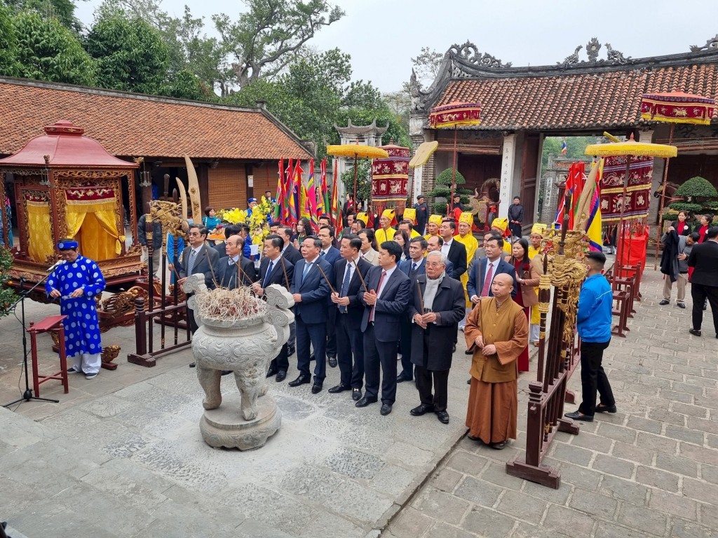 Phó Bí thư Thành ủy Nguyễn Văn Phong dâng hương tại Đền Cổ Loa