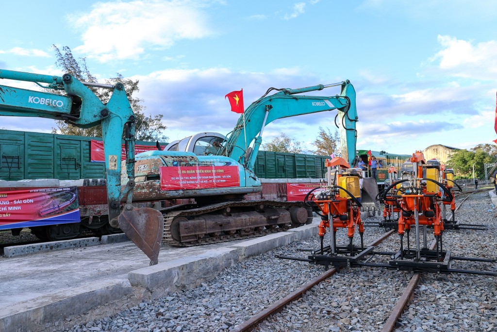 Vừa cải tạo, nâng cấp đường sắt Hà Nội – TPHCM, vừa nghiên cứu, chuẩn bị đầu tư đường sắt tốc độ cao Bắc - Nam - Ảnh: VGP/Nhật Bắc