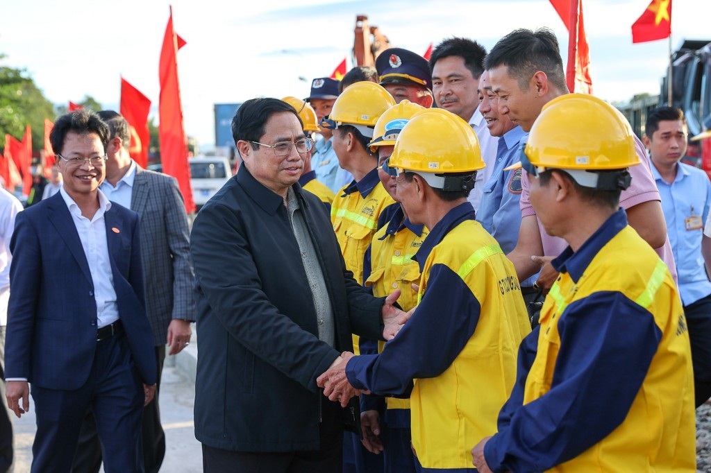 Thủ tướng Phạm Minh Chính thăm hỏi, động viên, chúc Tết chúc Tết cán bộ, công nhân viên tham gia dự án - Ảnh: VGP/Nhật Bắc