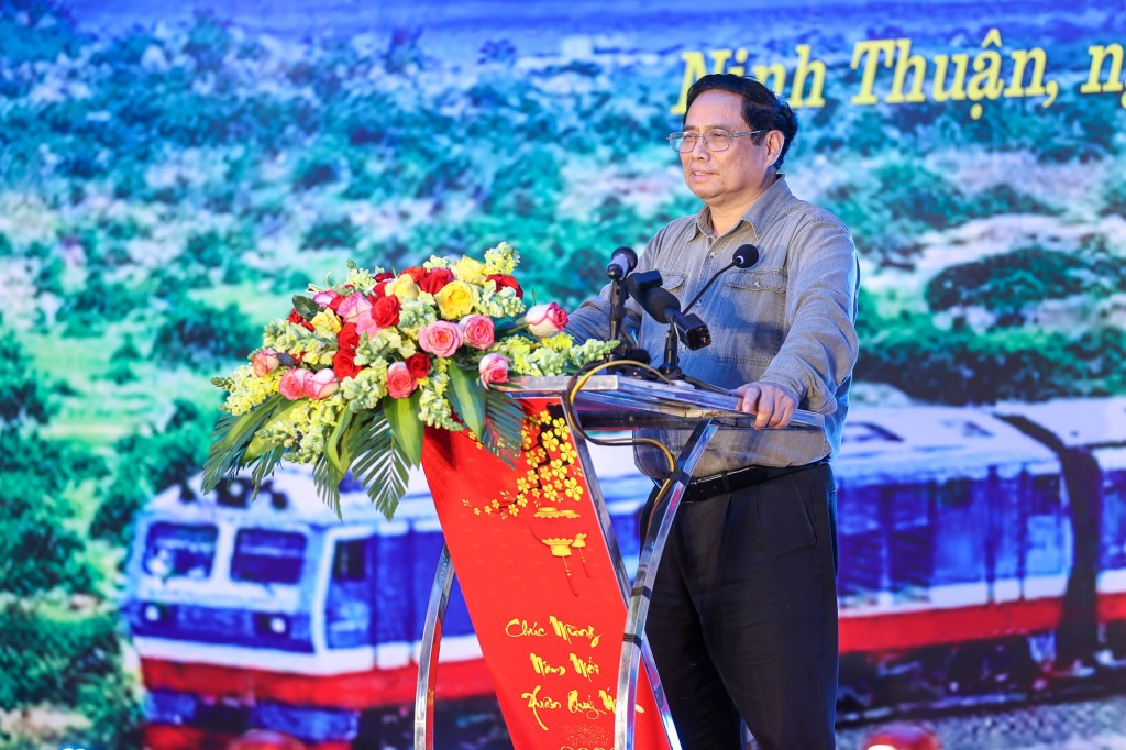 Thủ tướng Phạm Minh Chính nêu rõ, đầu tư, phát triển hạ tầng đồng bộ, đặc biệt là hạ tầng giao thông là nhiệm vụ quan trọng, ưu tiên hàng đầu của Đảng, Nhà nước và là một trong ba đột phá chiến lược - Ảnh: VGP/Nhật Bắc