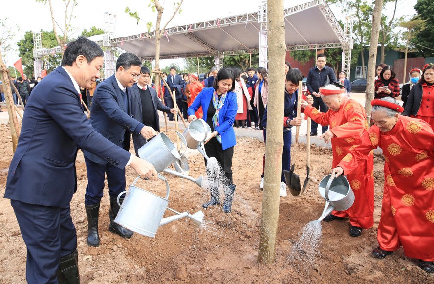 Phó Bí thư Thường Trực Thành ủy Hà Nội Nguyễn Thị Tuyến cùng các đại biểu trồng cây tại xã Yên Mỹ (huyện Thanh Trì).