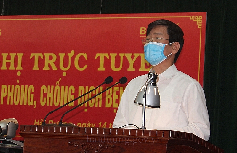 Phó Chủ tịch UBND tỉnh Lương Văn Cầu báo cáo tại về tình hình dịch bệnh của tỉnh Hải Dương