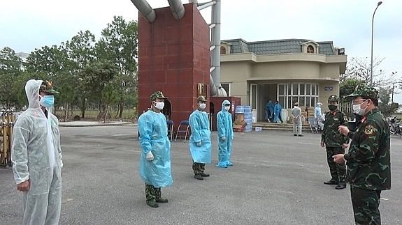 Lãnh đạo Trường Quân sự Quân khu 3 kiểm tra cán bộ, học viên phối hợp tham gia cùng với lực lượng chức năng địa phương tại các điểm cách ly trên địa bàn thành phố Chí Linh. 