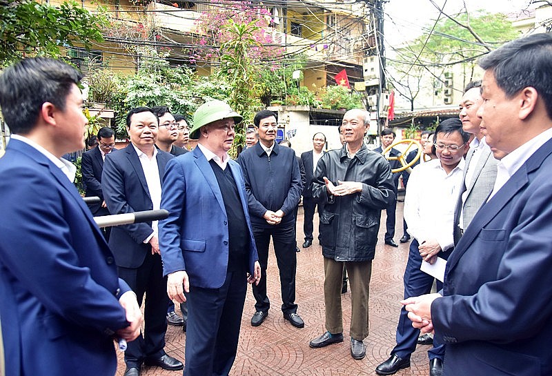 Bí thư Thành ủy Hà Nội Đinh Tiến Dũng và các đồng chí lãnh đạo thành phố Hà Nội kiểm tra thực trạng các khu tập thể cũ tại quận Đống Đa