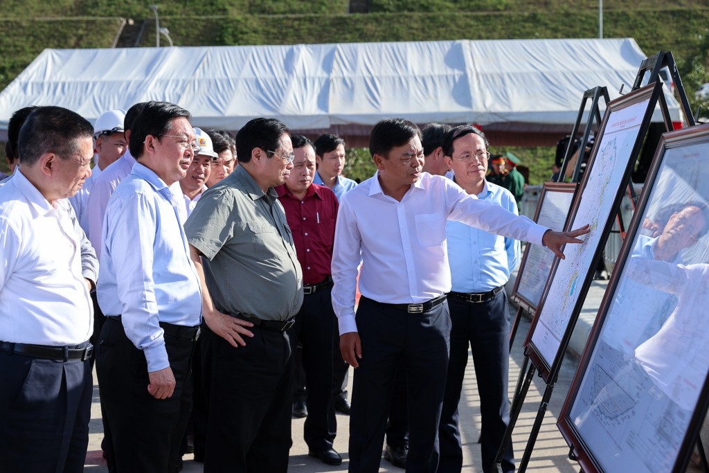 Thủ tướng nghe lãnh đạo Bộ Nông nghiệp và Phát triển nông thôn báo cáo về quy hoạch vùng hồ Đồng Mít - Ảnh: VGP/Nhật Bắc